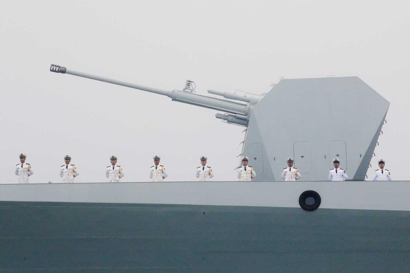 El destructor chino Taiyuan participa en un marcha naval en Qingdao para celebrar el 70 aniversario de la fundación de la Armada del Ejército Popular de Liberación