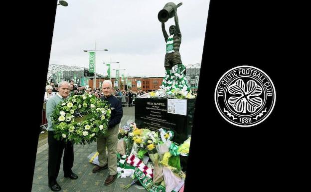 Las coronas de flores se acumulan en la estatua de McNeill en Celtic Park. 