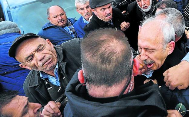 Varios hombres golpean al líder del Partido Republicano del Pueblo (CHP), Kemal Kiliçdaroglu, el domingo en Ankara.