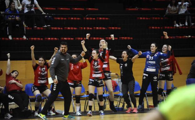 El técnico del conjunto baracaldés, 'Jaito', celebrando un gol junto a sus jugadoras. 