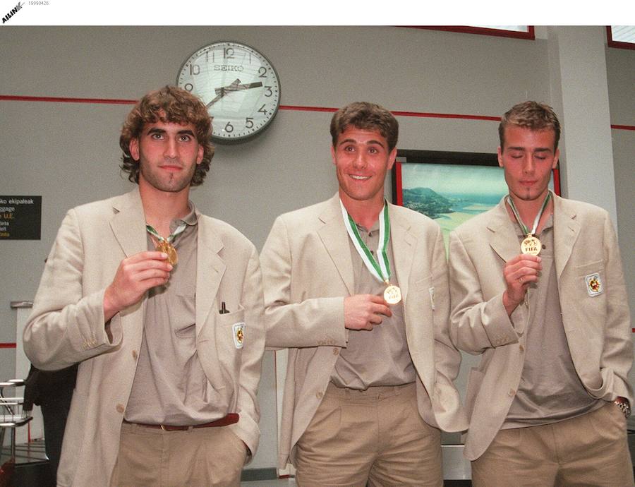 De izq a dch, Barkero, Dani Aranzubia y Fran Yeste enseñando la medalla de oro de campeones del Mundo en el aeropuerto de Sondika.