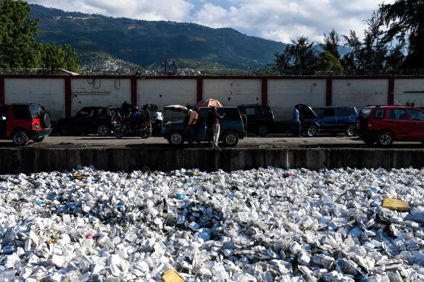 Plástico flotando en un canal de aguas residuales en la capital haitiana de Puerto Príncipe