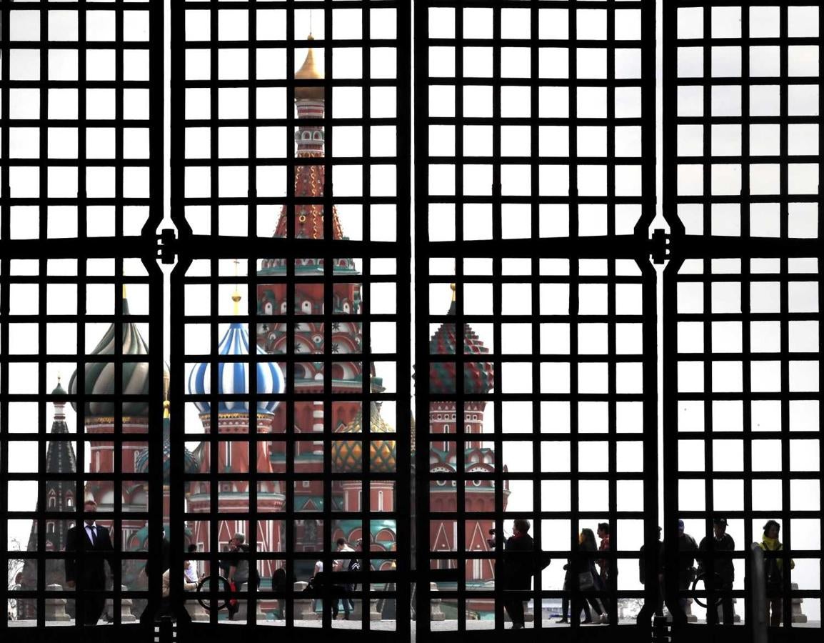 Vista de la Catedral de San Basilio a través de una puerta cerrada en la Plaza Roja de Moscú este lunes en Moscú 