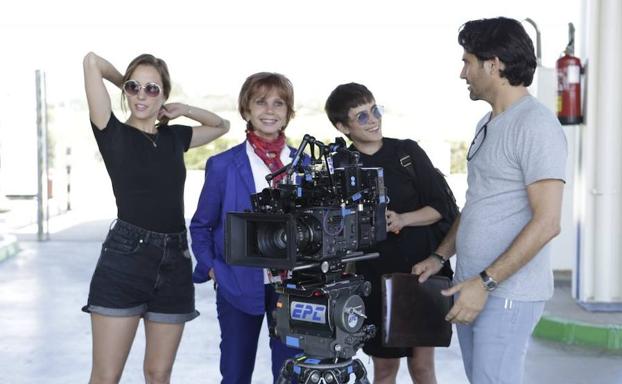 Las actrices y el director de 'La lista' en un momento del rodaje.