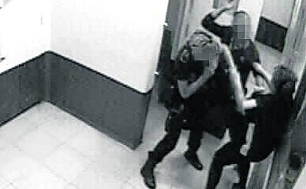 La imágenes muestran los golpes que sufrió la mujer en los calabozos.