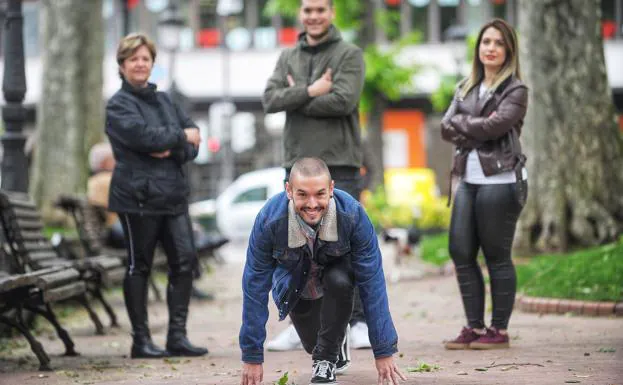 Jonatan con su madre, Carmen Millán, su hermano Andoni y su novia Janire al fondo. 