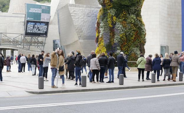 Colas ante el Guggenheim el pasado jueves, la jornada de más afluencia en Semana Santa. P. URRESTI