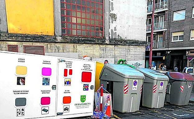 Imagen de los últimos contenedores instalados en Ermua.