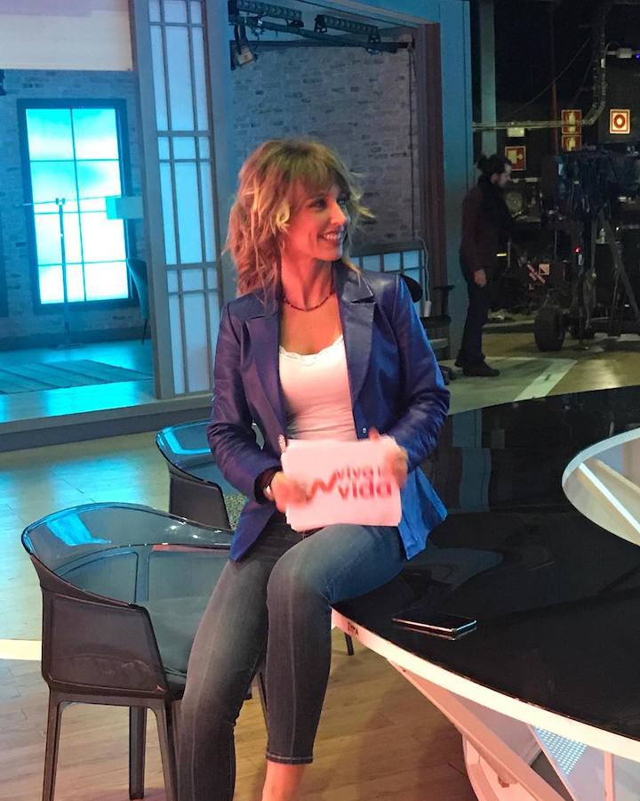 La presentadora vasca recurre a estilismos cómodos y versátiles en sus momentos relajados. Los vaqueros, las camisetas básicas y las 'biker' ocupan un lugar destacado en su armario, donde tampoco faltan los chubasqueros y las botas para los días de lluvia