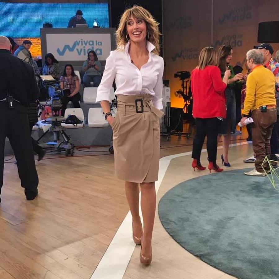 La presentadora vasca recurre a estilismos cómodos y versátiles en sus momentos relajados. Los vaqueros, las camisetas básicas y las 'biker' ocupan un lugar destacado en su armario, donde tampoco faltan los chubasqueros y las botas para los días de lluvia