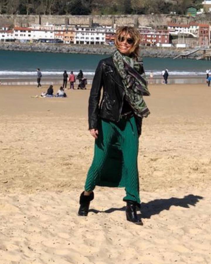 La presentadora vasca recurre a estilismos cómodos y versátiles en sus momentos relajados. Los vaqueros, las camisetas básicas y las 'biker' ocupan un lugar destacado en su armario, donde tampoco faltan los chubasqueros y las botas para los días de lluvia