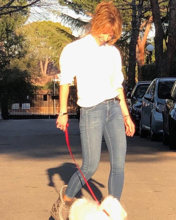 La presentadora vasca recurre a estilismos cómodos y versátiles en sus momentos relajados. Los vaqueros, las camisetas básicas y las 'biker' ocupan un lugar destacado en su armario, donde tampoco faltan los chubasqueros y las botas para los días de lluvia