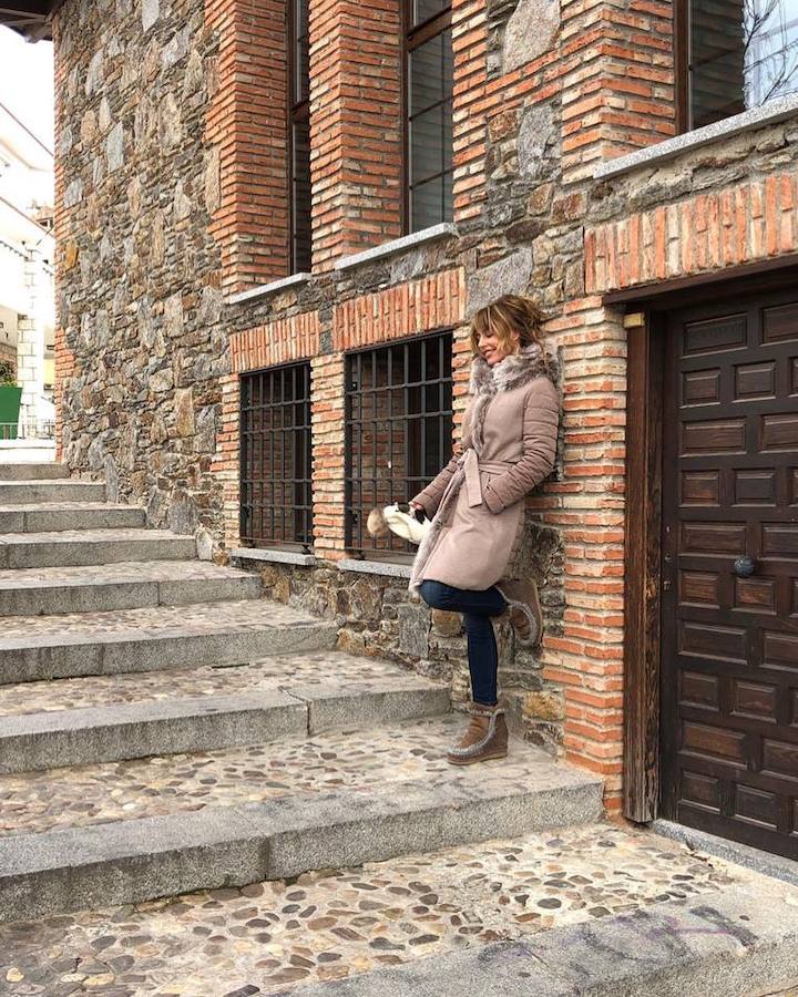 La presentadora vasca recurre a estilismos cómodos y versátiles en sus momentos relajados. Los vaqueros, las camisetas básicas y las 'biker' ocupan un lugar destacado en su armario, donde tampoco faltan los chubasqueros y las botas para los días de lluvia