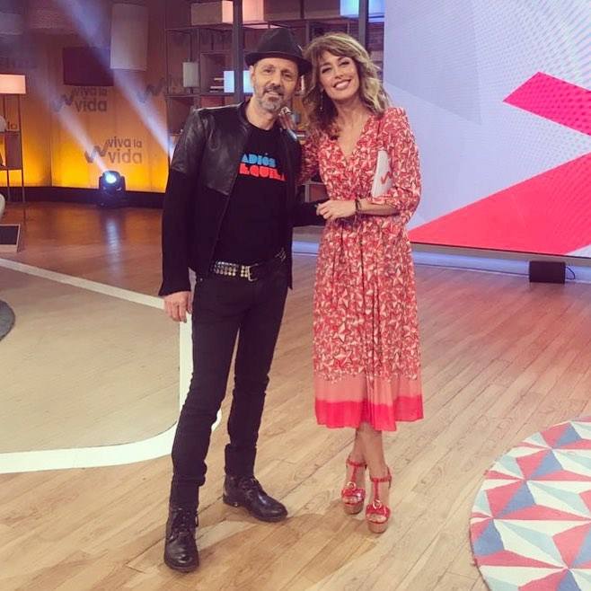 La presentadora vasca recurre a estilismos cómodos y versátiles en sus momentos relajados. Los vaqueros, las camisetas básicas y las 'biker' ocupan un lugar destacado en su armario, donde tampoco faltan los chubasqueros y las botas para los días de lluvia