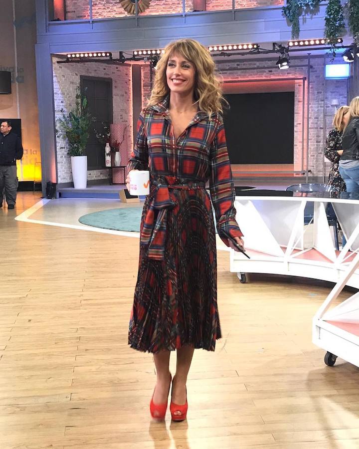 La presentadora vasca recurre a estilismos cómodos y versátiles en sus momentos relajados. Los vaqueros, las camisetas básicas y las 'biker' ocupan un lugar destacado en su armario, donde tampoco faltan los chubasqueros y las botas para los días de lluvia