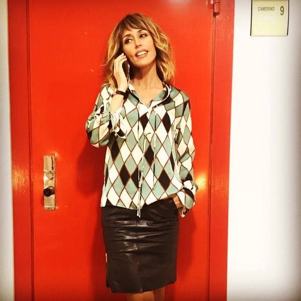 La presentadora vasca recurre a estilismos cómodos y versátiles en sus momentos relajados. Los vaqueros, las camisetas básicas y las 'biker' ocupan un lugar destacado en su armario, donde tampoco faltan los chubasqueros y las botas para los días de lluvia