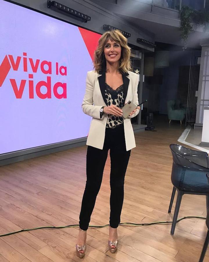 La presentadora vasca recurre a estilismos cómodos y versátiles en sus momentos relajados. Los vaqueros, las camisetas básicas y las 'biker' ocupan un lugar destacado en su armario, donde tampoco faltan los chubasqueros y las botas para los días de lluvia