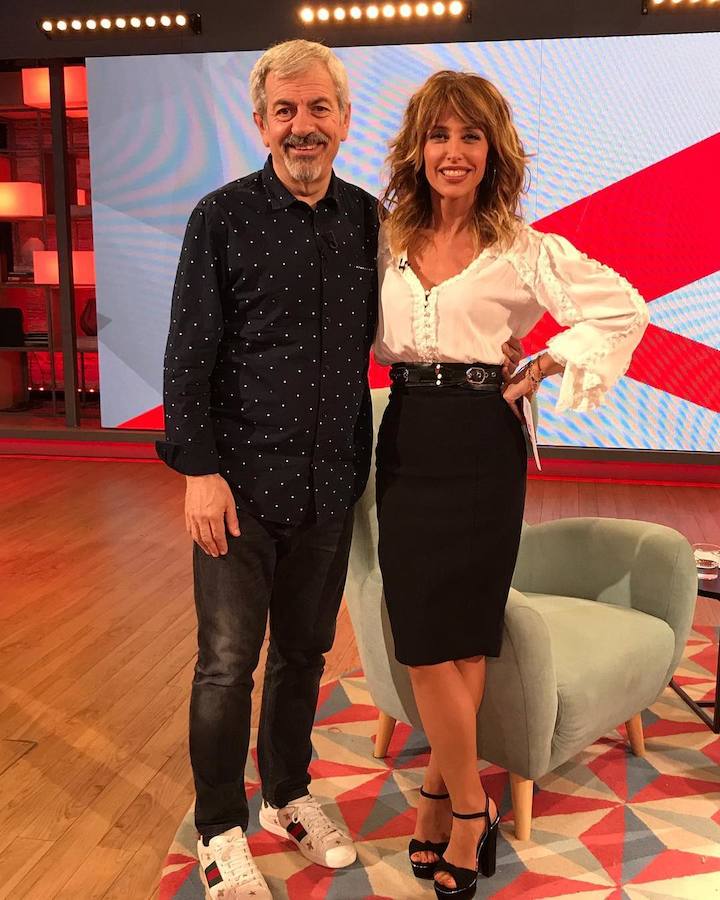 La presentadora vasca recurre a estilismos cómodos y versátiles en sus momentos relajados. Los vaqueros, las camisetas básicas y las 'biker' ocupan un lugar destacado en su armario, donde tampoco faltan los chubasqueros y las botas para los días de lluvia