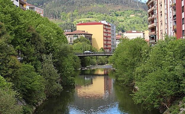 El río Nervión, a su paso por Llodio, acumula aguas sin depurar. 