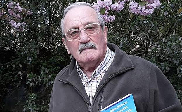 Alberto Luengas posa con su último libro de la Sierra Salvada. 