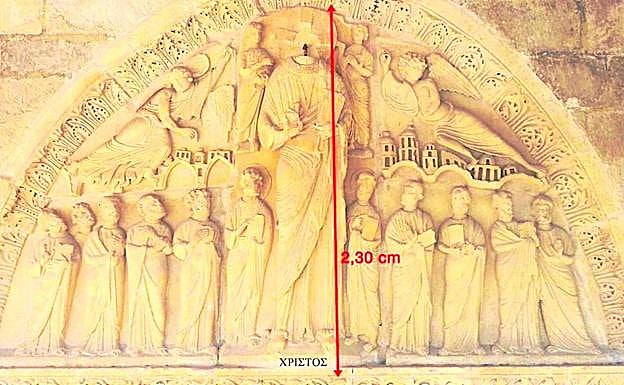 'Tímpano de los Apóstoles', con un arco apuntado que anuncia el inicio de un nuevo estilo.