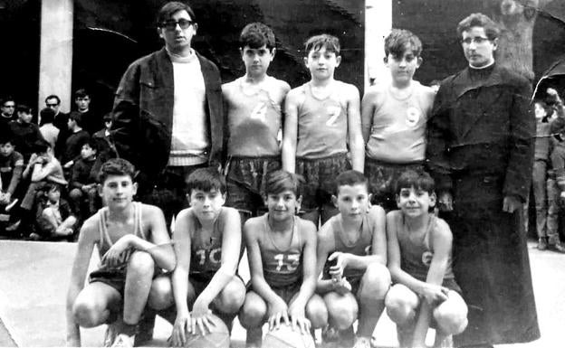 Equipo inicial de San Viator de la generación del 57. Iñaki Iriarte, Garayalde, Lete, Echebeste y el hermano Ángel. Abajo, Axpe, Otadui, Goyo, Ortueta y Galarreta. 