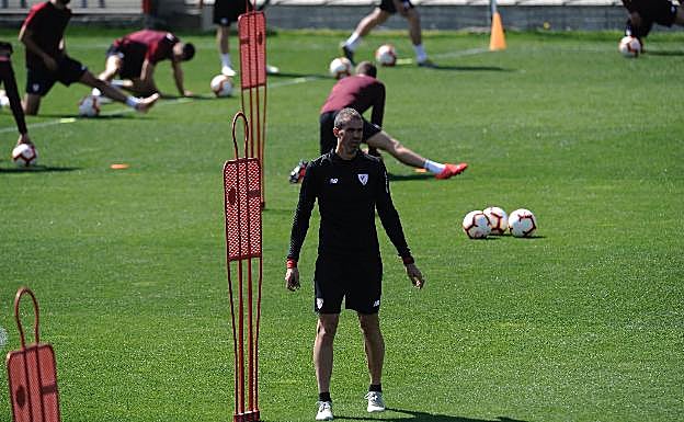 Gaizka Garitano observa un entrenamiento del Athletic en Lezama. 