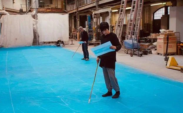 El artista Michael Klant, junto a una de las integrantes de Lobak, durante el proceso de creación. 