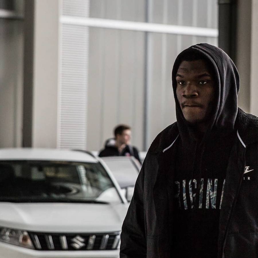 Jalen Jones con chaqueta de Nike y sudadera negra de capucha.