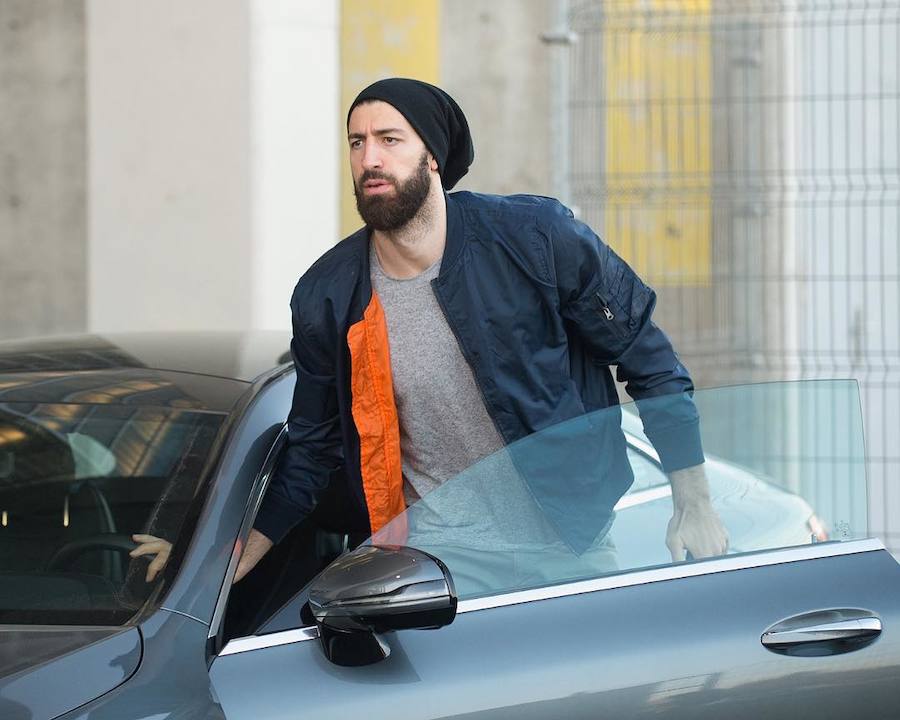 Toko desciende de su coche con gorro y cazadora estilo 'bomber'.