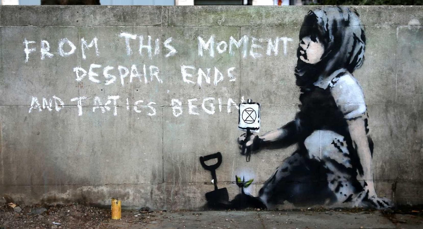 Vista del graffiti, atribuido al artista de fama mundial Bansky, que ha aparecido en el campamento del grupo Extinction Rebellion en Marble Arch, Londres 