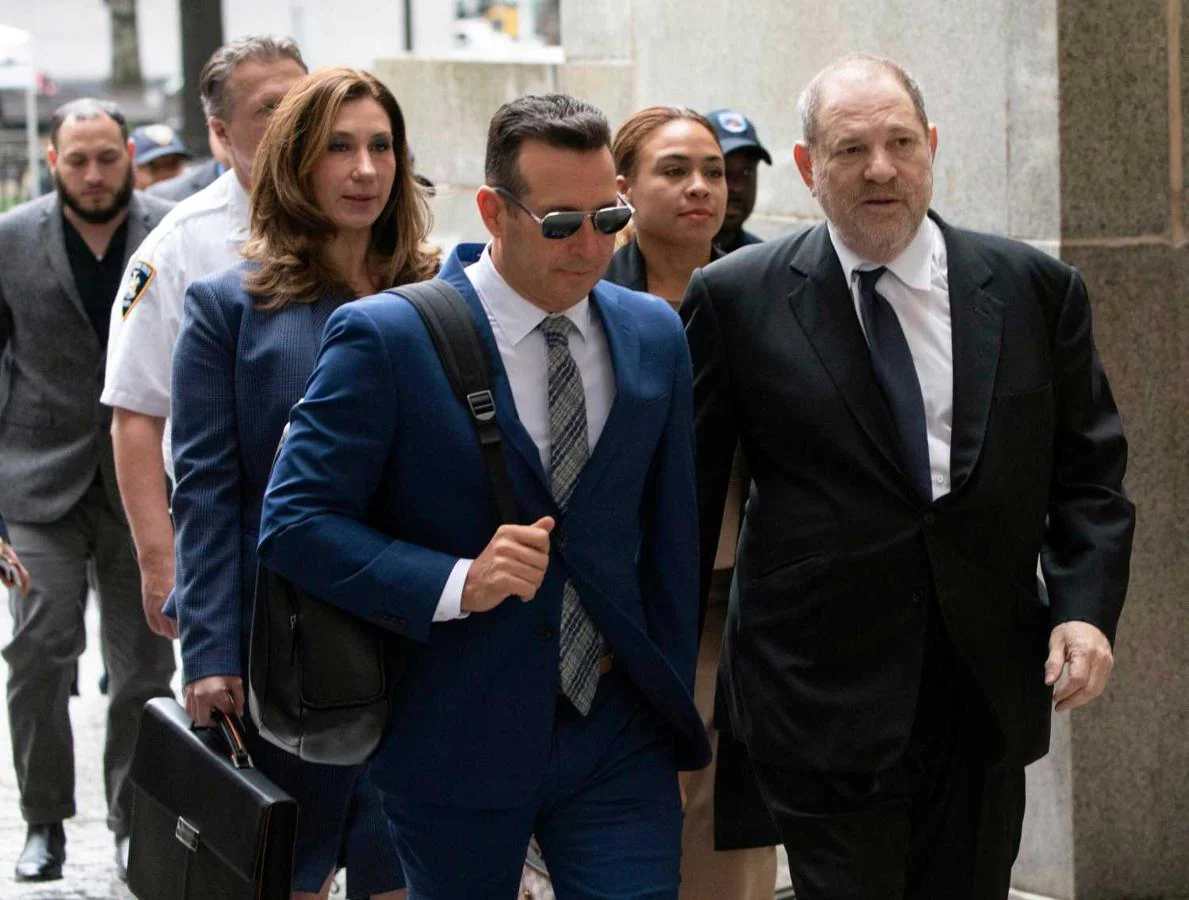El productor Harvey Weinstein llega acompañado por sus abogados a la vista previa del juicio en el que está acusado de asalto sexual, en Nueva York