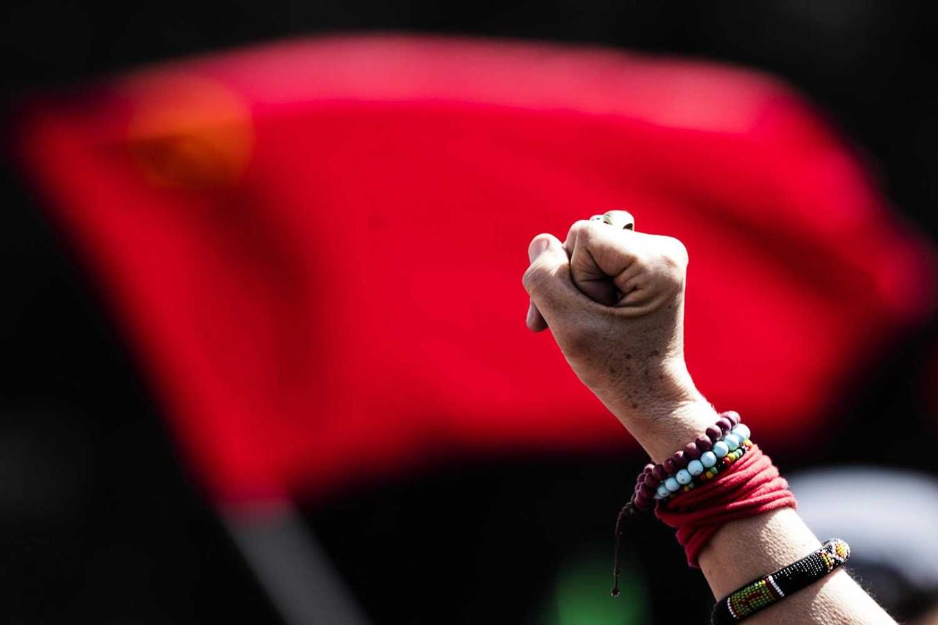 Una mujer asiste a un evento conmemorativo del 73 aniversario de la liberación de Italia de la ocupación nazi durante la II Guerra Mundial, en Roma. El Día de la Liberación es una fiesta nacional que homenajea a los italianos que combatieron en la resistencia contra la alemania nazi y las tropas fascistas italianas de Mussolini 