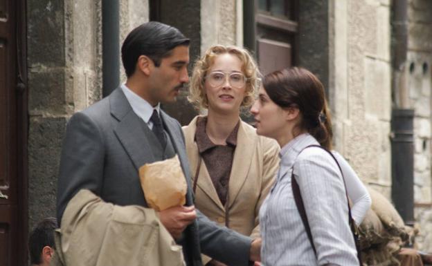 María Valverde, Ingrid García Jonsson y Álex García, en Artziniega.