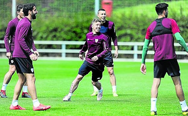 Buen ambiente. Todo eran sonrisas en el entrenamiento de ayer en Lezama, donde el Athletic se ejercitó tras la victoria ante el Leganés.
