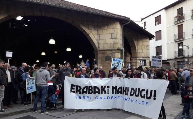 Manifestación convocada en Durango por Erabaki para exigir que se convoque la consulta. ::