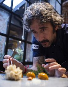 Imagen secundaria 2 - Guerrero, retratado en su DSTAgE madrileño con su vanguardista propuesta, 'coronada' con una flor de perretxiko crudo «para que se aprecie mejor el sabor intenso de la seta».