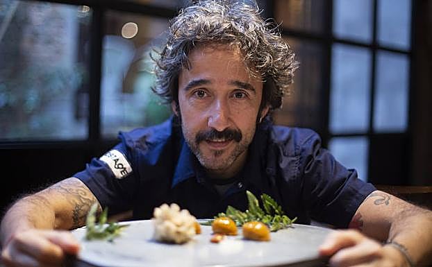Imagen principal - Guerrero, retratado en su DSTAgE madrileño con su vanguardista propuesta, 'coronada' con una flor de perretxiko crudo «para que se aprecie mejor el sabor intenso de la seta».