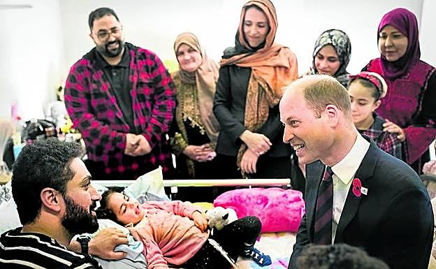 Imagen principal - 1. El duque de Cambridge, sentado en la cama de la pequeña Alen Alsati, charla con ella y con su padre. | 2. El príncipe coloca una corona en honor de los caídos en Galípoli. | 3. Encuentro con los agentes que repelieron el ataque terrorista. 