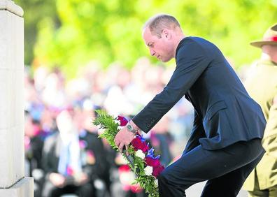 Imagen secundaria 1 - 1. El duque de Cambridge, sentado en la cama de la pequeña Alen Alsati, charla con ella y con su padre. | 2. El príncipe coloca una corona en honor de los caídos en Galípoli. | 3. Encuentro con los agentes que repelieron el ataque terrorista. 