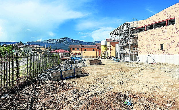Izadi está ampliando su bodega en el antiguo edificio de Araco.