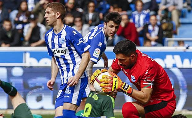 Fernando Pacheco atrapa un balón en el partido ante el Eibar en Mendizorroza.