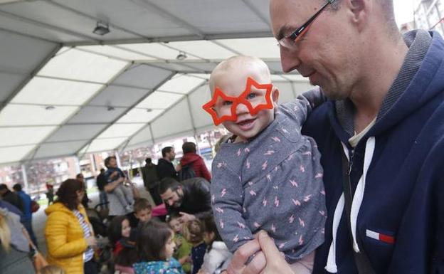 Los 'peques' disfrutan a tope y sus 'aitas', también. 