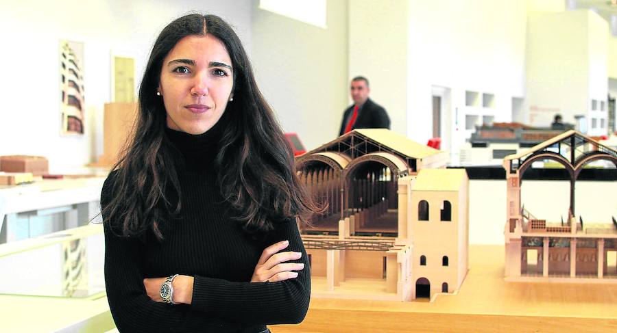 Expatriada. Laura estudió Arquitectura en la Universidad de Sevilla. Ahora vive en París. 