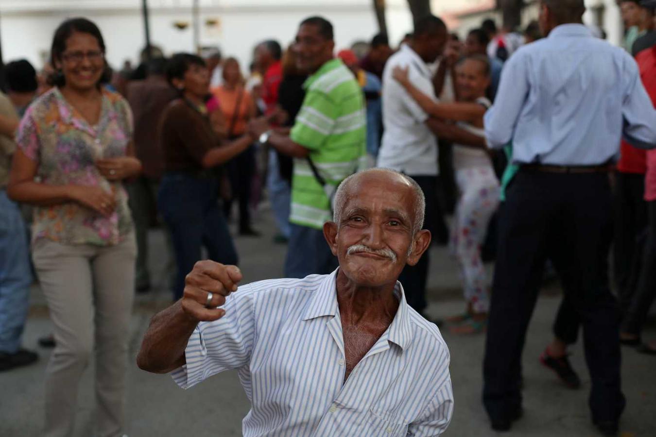 Carmelo González baila salsa en la plaza El Venezolano, donde se reúne con un club de adultos mayores todos los viernes, sábados y domingos por la tarde en Caracas, Venezuela. González dijo: "Me divierto y trabajo". La pensión me ayuda un poco. Tienes que disfrutar de la vida, después de que mueras no hay nada más ".