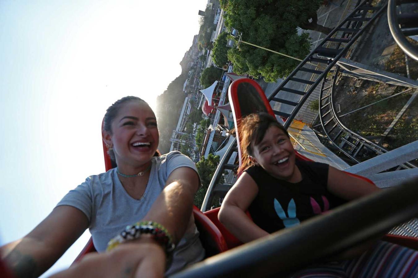 Oriana Contreras y su sobrina montan en una montaña rusa en el parque de atracciones Italo Americano en Caracas, Venezuela. Contreras dijo: "A veces, las cosas cotidianas aburren más en la situación que estamos atravesando. Tratamos de divertirnos con lo que podamos ".