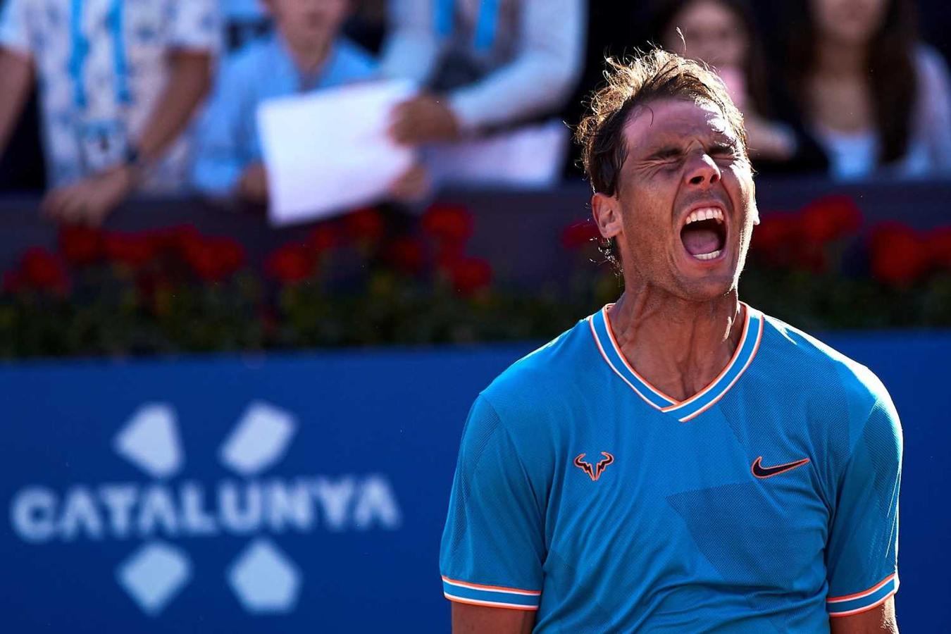 El tenista Rafa Nadal celebra su victoria ante el alemán Jan Lennard Struff tras derrotarle por 7-5, 7-5 en el partido de cuartos de final del Open Barcelona Banc Sabadell que han disputado en las instalaciones del Real Club de Tenis de Barcelona. 