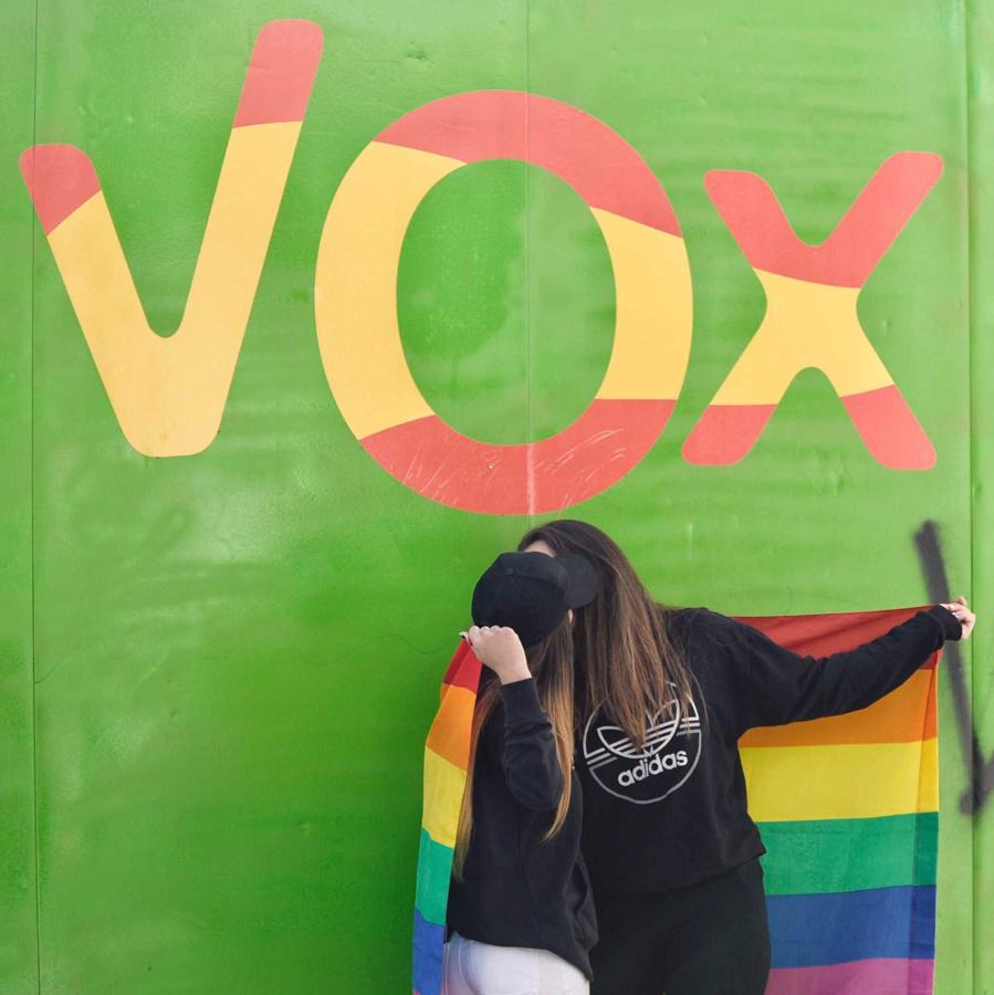 Dos chicas se besan en la parte trasera de una caseta electoral de Vox en Valladolid, emulando el que hace semanas se dieron otra pareja y que se ha convertido en viral. 