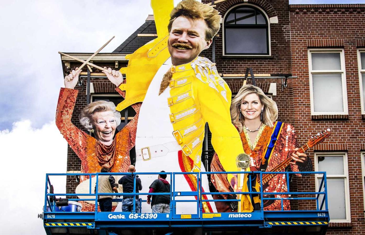 Varias personas retocan figuras de la monarquía holandesa vestidas como la banda británica Queen por la celebración del Día del Rey, en Ámsterdam (Holanda).