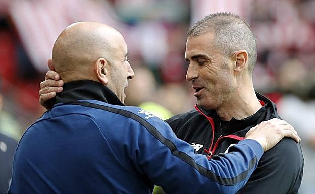 Abelardo y Gaizka Garitano se saludan antes del encuentro.